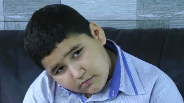 Κατάθλιψη παιδί στο σπίτι. θλιβερή αγόρι — Αρχείο Βίντεο