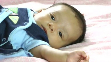 küçük bebek yatakta döşeme