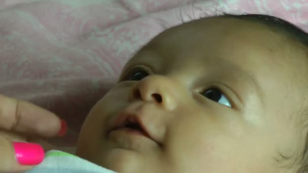 Primer plano de un bebé hispano de dos meses — Vídeo de stock