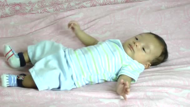 Dois meses de idade masculino hispânico bebê — Vídeo de Stock