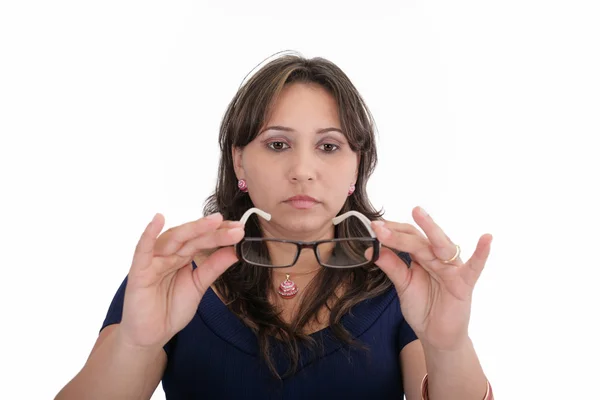 Mulher testando suas novas lentes — Fotografia de Stock