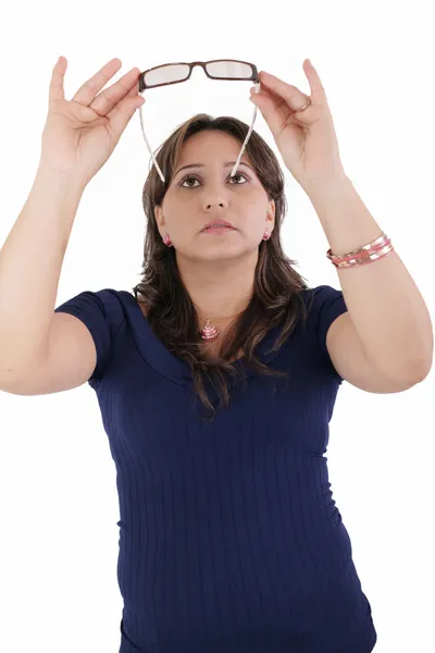 Joven hispana revisando sus anteojos — Foto de Stock