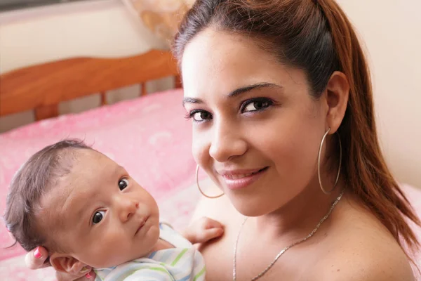 Bela hispânico jovem mãe está segurando seu bebê recém-nascido — Fotografia de Stock