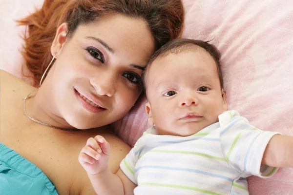 Mãe latina feliz com seu bebê — Fotografia de Stock