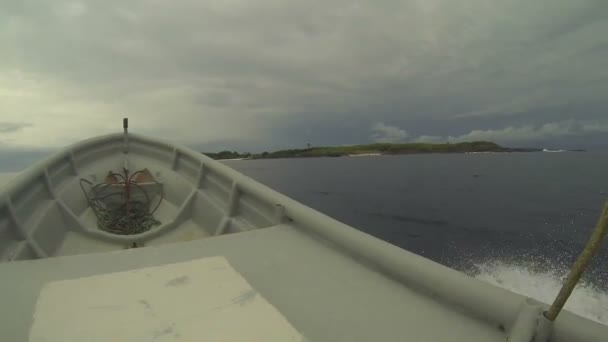 Barco dirigindo para a ilha — Vídeo de Stock