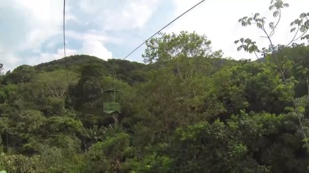 Канатная дорога с воздушным трамваем в лесу — стоковое видео