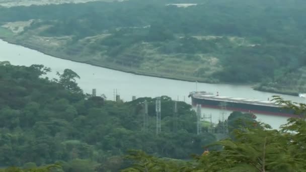 CIUDAD DE PANAMÁ, 25 DE SEPTIEMBRE: Corte Culebra, la parte más corta del Canal de Panamá que da permiso a los barcos que transitan alrededor del mundo. Permite solo un barco en esta área en la ciudad de Panamá, Panamá el 25 de septiembre de 2013 — Vídeo de stock