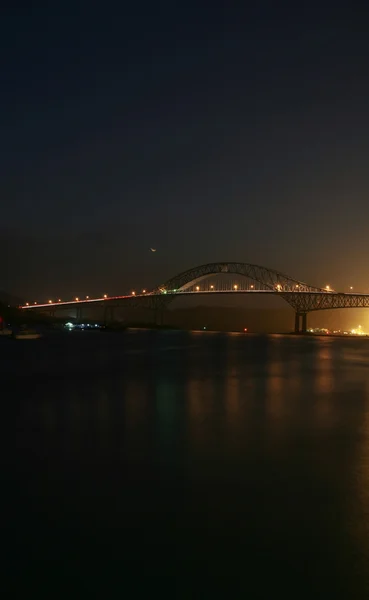 泛美大桥在巴拿马城夜景 — 图库照片