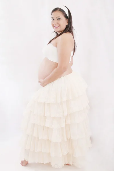 Portrait de femme enceinte adorable en robe antique — Photo