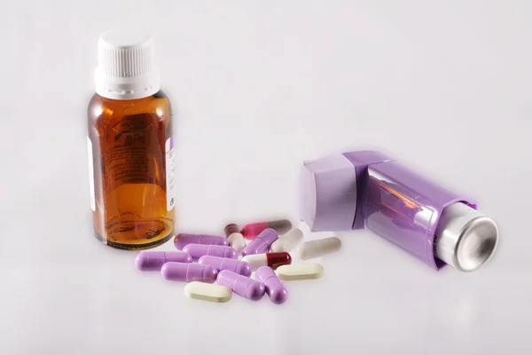 Inhalador, jarabe y cápsulas con un medicamento — Foto de Stock