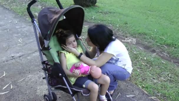 Madre reconfortante llorando niña — Vídeo de stock