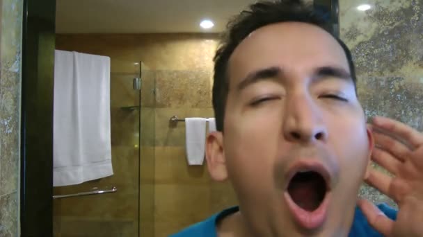 Hombre mirándose delante del espejo con los ojos soñolientos — Vídeo de stock