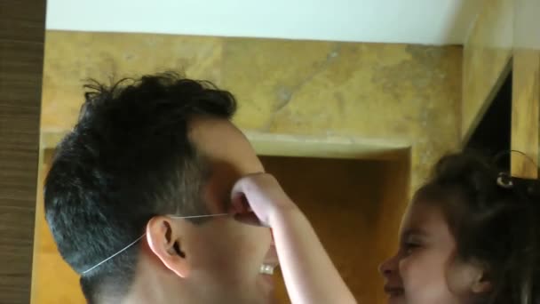 Ojciec z nosa clon gra z córką. — Wideo stockowe