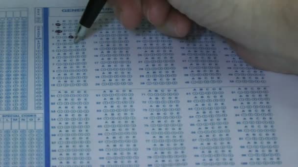 Student füllt Antworten auf einen Test mit Stift aus. — Stockvideo