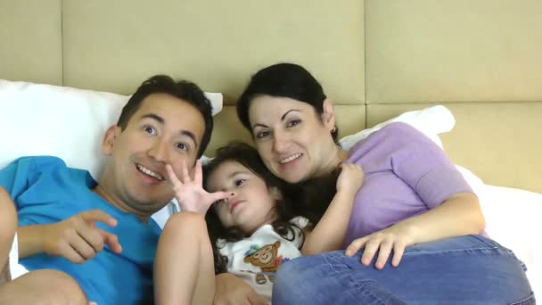 Famiglia animata che guarda la TV sul letto in camera da letto — Video Stock