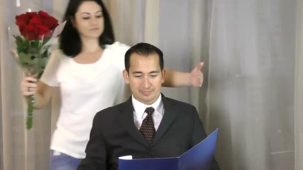 Mauvaise surprise. Femme préparant surprise à un homme assis sur le canapé et l'homme a peur .