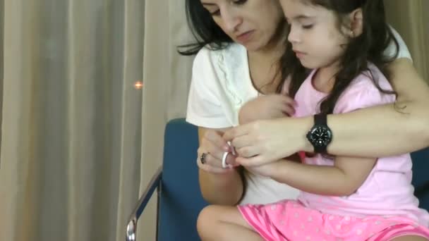 Woman cutting little girl's fingernails — Stock Video