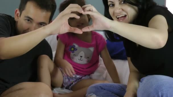 家庭制作的心脏符号从手到他们的女孩 — 图库视频影像