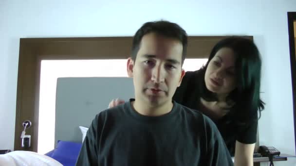 Женщина делает мужу массаж — стоковое видео