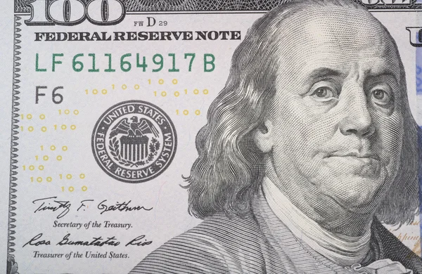 Makro snímek z poloviny nové 100 dolarové bankovky usa — Stock fotografie