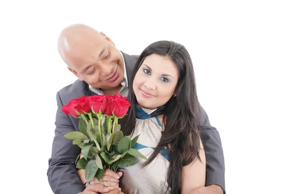 Jovem casal americano com um monte de rosas — Fotografia de Stock