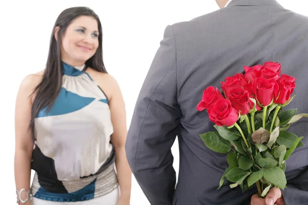 Homme caché tas de roses rouges derrière son dos pour surprendre son gi — Photo