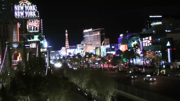 LAS VEGAS, CIRCA 2014: World famous Vegas Strip in Las Vegas on CIRCA 2014. Tiene una distancia de 4.2 millas y es el hogar de los hoteles y casinos más grandes del mundo . — Vídeo de stock