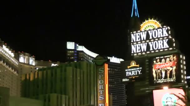 LAS VEGAS - CIRCA 2014: Kasino hotel New York-New York menciptakan langit kota New York yang menakjubkan dengan menara pencakar langit dan replika Patung Liberty di CIRCA 2014 di Las Vegas . — Stok Video