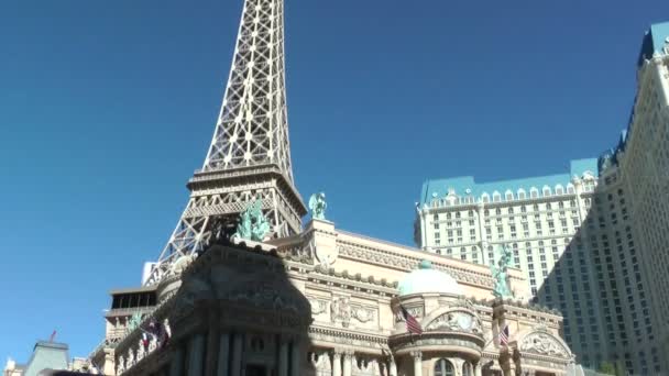 Las vegas - około 2014: paris hotel na około 2014 roku w las vegas. zawiera połowę skali, 541-stóp (165 m) wysokości repliki wieży Eiffla. z przodu hotelu sugeruje, Luwr. — Wideo stockowe