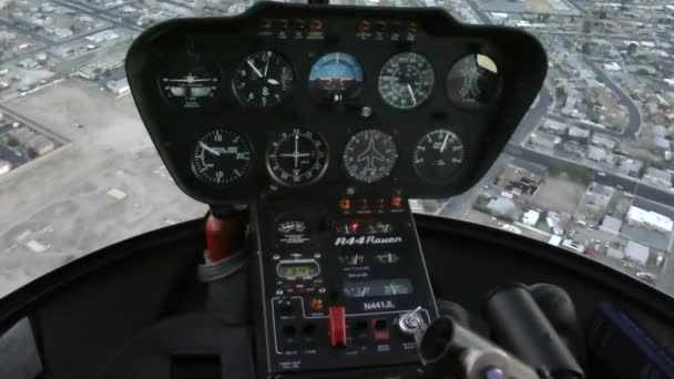 Las vegas - circa 2014: r44 rabenschwarzes Helikopter-Cockpit über dem Stadtbild auf circa 2014 in las vegas. Die r44 ist ein einmotoriger Hubschrauber mit halbstarrem zweiflügeligem Hauptrotor und zweiflügeligem Heckrotor. — Stockvideo