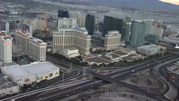 Las vegas - circa 2014: vegas strip Flygfoto på circa 2014 i las vegas. las vegas strip är 4,2 mil sträcka skisserat med världen klass hotell och casino. — Stockvideo