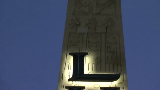 LAS VEGAS, CIRCA 2014: L'Obelisco in Luxor hotel e casinò a Las Vegas su CIRCA 2014. L'hotel è caratterizzato da un obelisco alto 43 m e da una ricostruzione alta 34 m della Grande Sfinge di Giza . — Video Stock