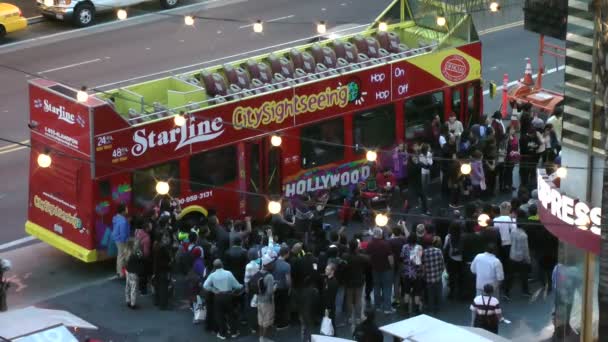 LOS ANGELES - CIRCA 2014: Street Performers on Hollywood Blvd. at Sunset in Los Angeles, California on CIRCA 2014 — Stock Video