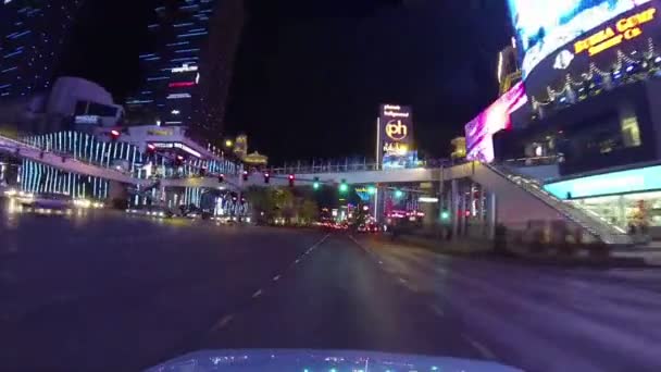 拉斯维加斯，大约 2014年： 交通和霓虹灯在街头的拉斯维加斯晚上在拉斯维加斯对大约 2014年的角度. — 图库视频影像