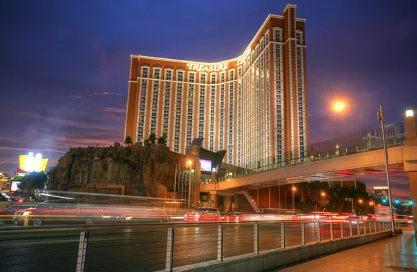 LAS VEGAS - CIRCA 2014: Treasure Island hotel e casinò su CIRCA 2014 a Las Vegas. Treasure Island è stata aperta da Mirage Resorts nel 1993 sotto la direzione di Steve Wynn per un costo di 450 milioni di dollari . — Foto Stock