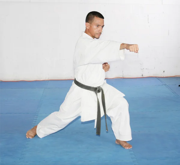 Svart bälte man i kimono under utbildningen karate kata övningar jag — Stockfoto