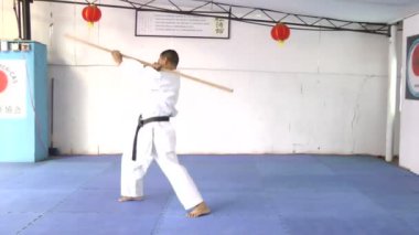 adamın elinde bir bo ile pratik karate