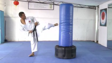 siyah kuşak karate man kum torbalarından pratik