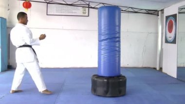 kum torbası tekmeleme pratik siyah kuşak karate