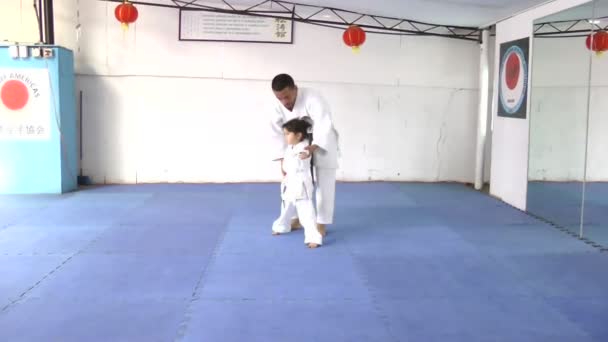 Кавказская девушка на тренировке карате — стоковое видео