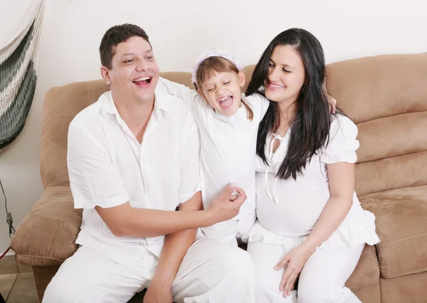 Happy American Family Jugando con su hija en la sala de estar —  Fotos de Stock