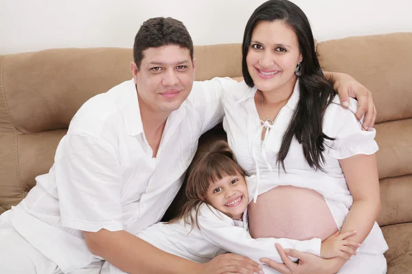 Família hispânica esperando novo bebê — Fotografia de Stock