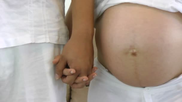 Femme enceinte prenant les mains pour son mari — Video