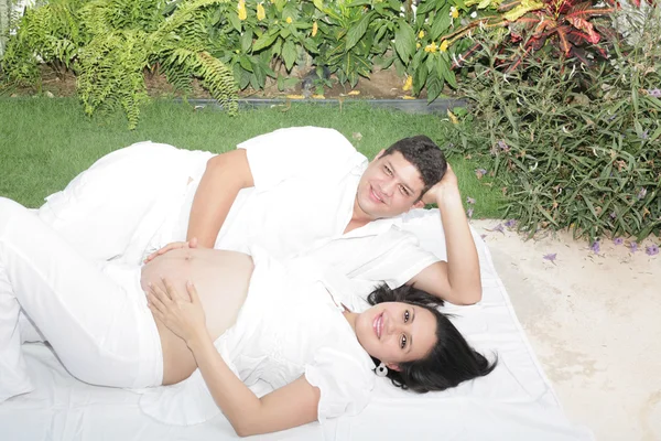 Glücklich schöne schwangere Frau mit ihrem Mann im Freien — Stockfoto