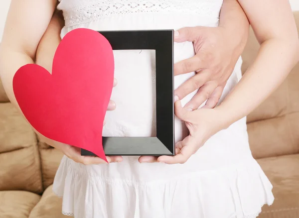 Gravida kvinnor med maken väntar hennes baby — Stockfoto