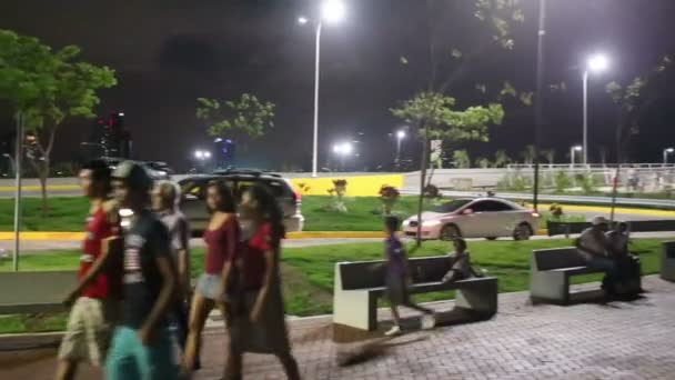 CIUDAD DE PANAMÁ, PANAMÁ - 11 DE MAYO: Muchos turistas caminan en la tercera etapa de Cinta Costera en la noche en la Ciudad de Panamá, Panamá en 11 de mayo de 2014 . — Vídeo de stock