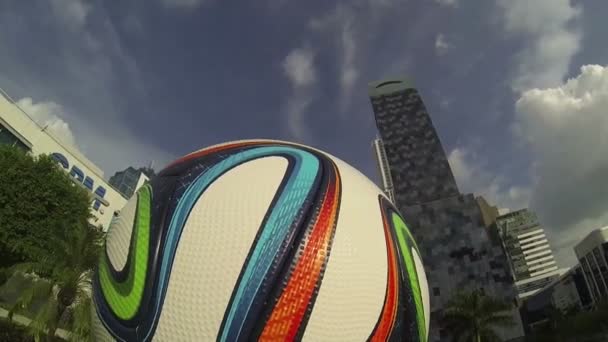 Panama city, panama - 17 maj: 2014 world cup officiell boll brazuca utställda utanför adidas kontoret i panama city, panama den 17 maj, 2014. — Stockvideo