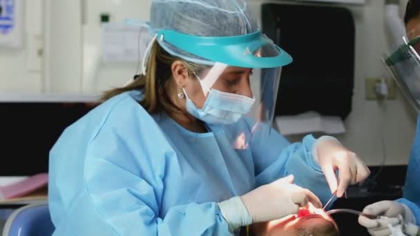 歯科医は患者にスレッドを使用します。予防概念. — ストック動画