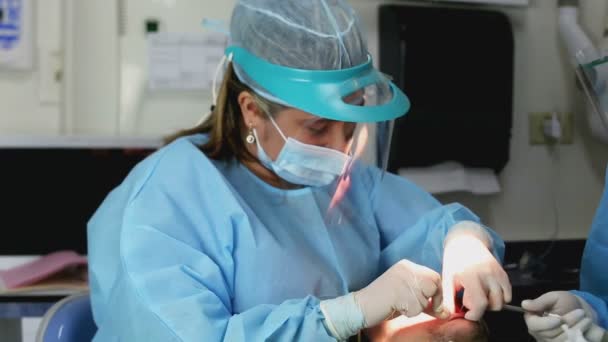 Dentist using thread to a patient. Prophylaxis concept. — Stock Video