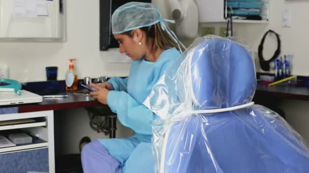 Dentista esperando a su paciente — Vídeos de Stock